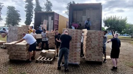 Voluntarios cargan la ayuda humanitaria que será enviada a Ucrania