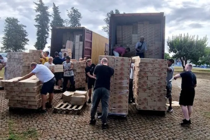 Voluntarios cargan la ayuda humanitaria que será enviada a Ucrania
