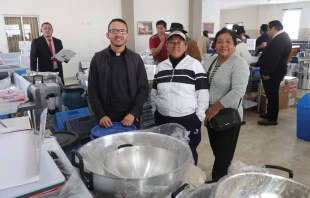Entrega de los equipos de cocina para 30 comedores parroquiales de Quito, Ecuador. Crédito: Arquidiócesis de Quito.