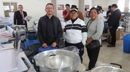 Entrega de los equipos de cocina para 30 comedores parroquiales de Quito, Ecuador. 02092025