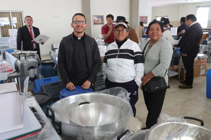 Entrega de los equipos de cocina para 30 comedores parroquiales de Quito, Ecuador. 02092025
