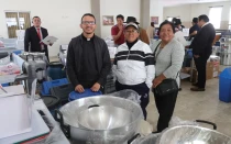 Entrega de los equipos de cocina para 30 comedores parroquiales de Quito, Ecuador.