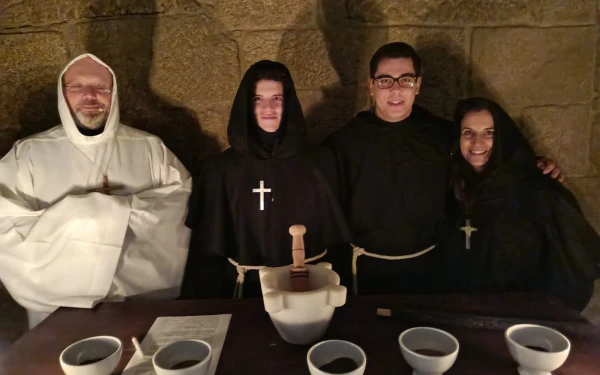 El P. Chouciño, al a izquierda, de blanco, con algunos de los figurantes en el "escape room". Crédito: Cedida P. Miguel Chouciño.