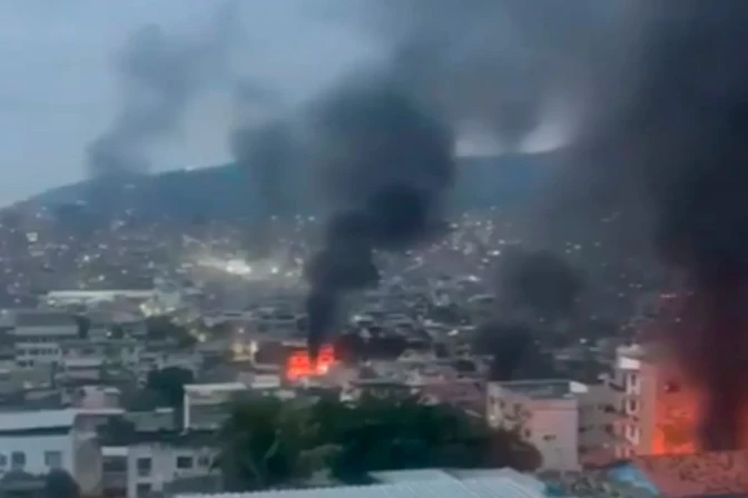 Escenas aéreas del operativo policial realizado el 28 de octubre en Río de Janeiro (Brasil).