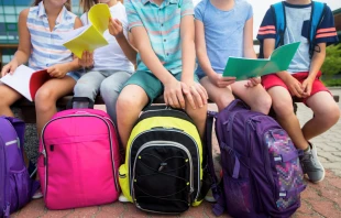 Imagen referencial de niños yendo a la escuela. Crédito Syyda Productions / Canva