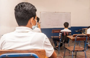 Estudiantes en un aula a punto de iniciar una prueba Crédito: Shutterstock