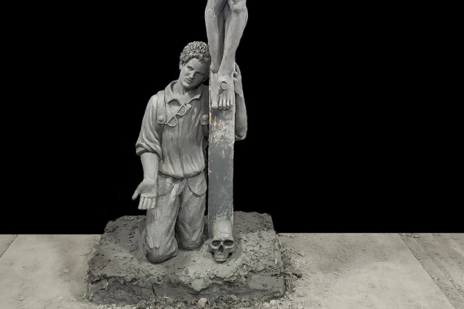 Escultura de Carlo Acutis realizada en arcilla antes de fundirla en bronce