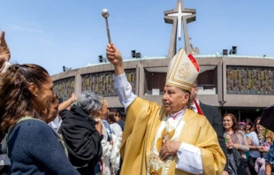 Mons. Mario Espinosa Contreras bendiciendo a los fieles en la Basílica de Guadalupe. Crédito: Insigne y Nacional Basílica de Santa María de Guadalupe