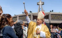 Mons. Mario Espinosa Contreras bendiciendo a los fieles en la Basílica de Guadalupe.