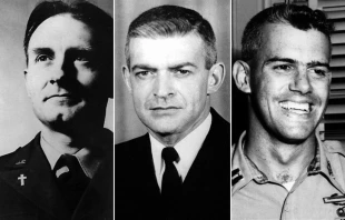 De izquierda a derecha: P. Emil Kapaun, P. Vincent Robert Capodanno y Capitán Humbert Roque Versace Crédito: Dominio Público