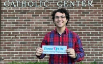 Gabriel Dionisi, un estudiante universitario de 22 años que crea pegatinas para coches en defensa de la vida con el objetivo de difundir el mensaje provida y concienciar a los demás, muestra una de sus obras.