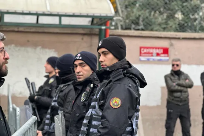 La Policía turca hace guardia frente al lugar de un ataque armado contra una iglesia católica en Estambul, el 28 de enero de 2024.?w=200&h=150