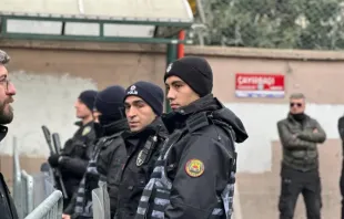 La Policía turca hace guardia frente al lugar de un ataque armado contra una iglesia católica en Estambul, el 28 de enero de 2024. Crédito: Rudolf Gehrig/EWTN