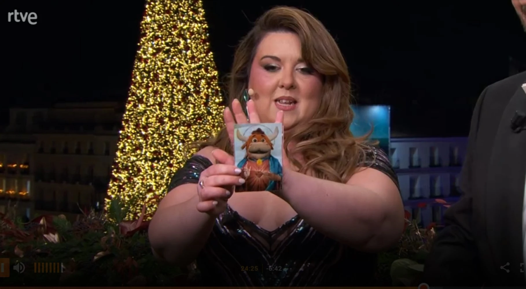 La presentadora Lalachús muestra su estampita irreverente hacia el Sagrado Corazón de Jesús.?w=200&h=150