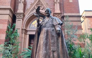 Estatua de San Juan XXIII en el patio de la Iglesia de San Antonio de Padua, en Estambul. Crédito: Souhail Lawand / ACI MENA