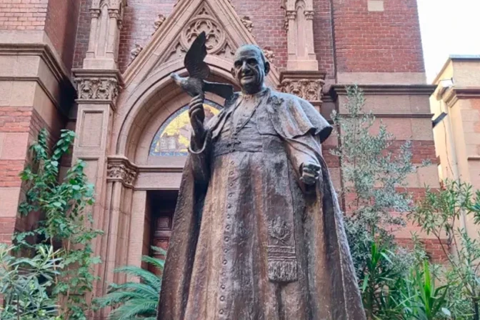 Estatua de San Juan XXIII en el patio de la Iglesia de San Antonio de Padua, en Estambul.
