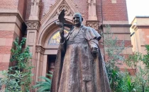 Estatua de San Juan XXIII en el patio de la Iglesia de San Antonio de Padua, en Estambul.