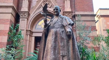 Estatua de San Juan XXIII en el patio de la Iglesia de San Antonio de Padua, en Estambul.