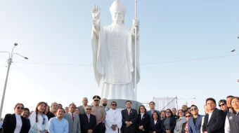 La imponente estatua del Papa León en Chiclayo, Perú, con algunas de las personas que asistieron a la inauguración y bendición.