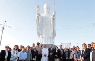 La imponente estatua del Papa León en Chiclayo, Perú, con algunas de las personas que asistieron a la inauguración y bendición. Crédito: Municipalidad Provincial de Chiclayo.