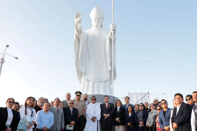 La imponente estatua del Papa León en Chiclayo, Perú.