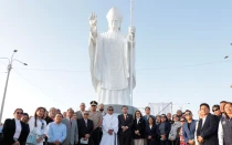 La imponente estatua del Papa León en Chiclayo, Perú, con algunas de las personas que asistieron a la inauguración y bendición.