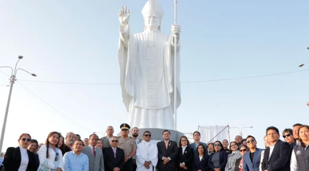 La imponente estatua del Papa León en Chiclayo, Perú.