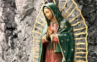 Estatua de Nuestra Señora de Guadalupe dentro de las instalaciones del Instituto Superior de Estudios Guadalupanos (ISEG) en Ciudad de México. Crédito: David Ramos/ACI Prensa.