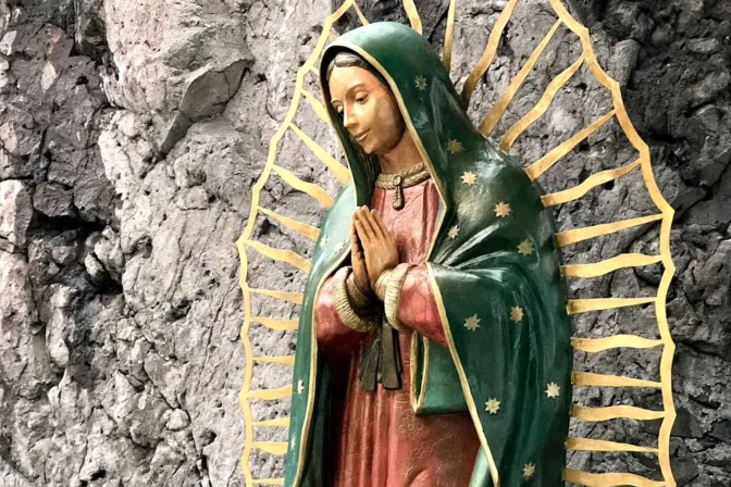 Estatua de la Virgen de Guadalupe