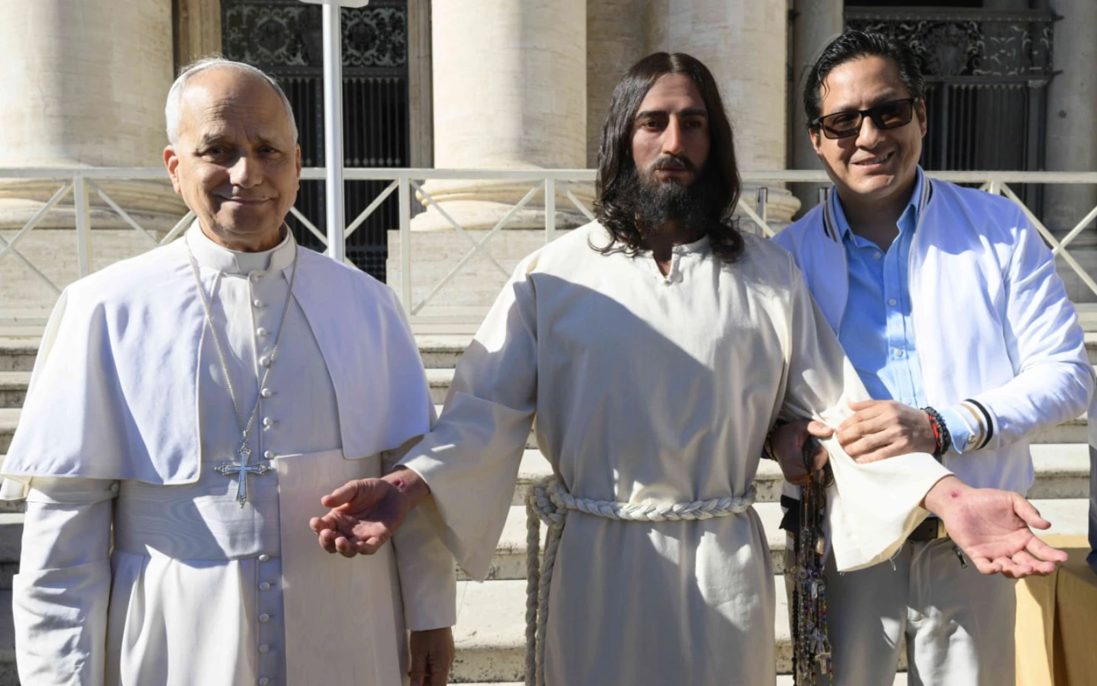 El Papa León XIV junto a Walt Wizard y su estatuta hiperrealista “Jesús Resucitado”.?w=200&h=150