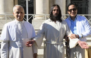 El Papa León XIV junto a Walt Wizard y su estatuta hiperrealista “Jesús Resucitado”. Crédito: Cortesía de Walt Wizard - Vatican Media