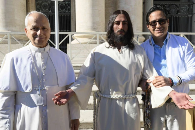 El Papa León XIV junto a Walt Wizard y su estatuta hiperrealista “Jesús Resucitado”.