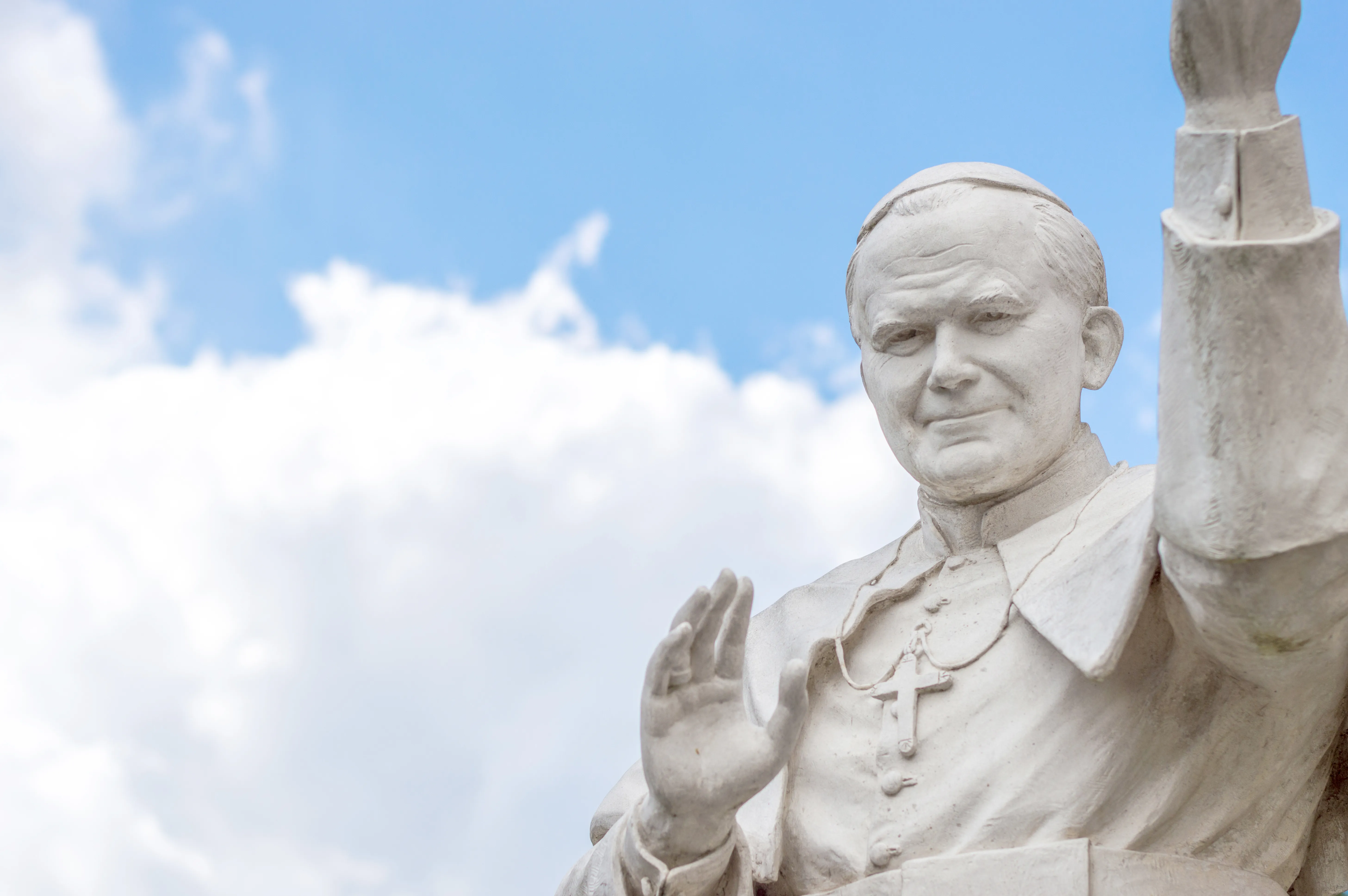 Una estatua del Papa San Juan Pablo II bendiciendo a la gente del municipio de Rocca di Papa (Italia)?w=200&h=150