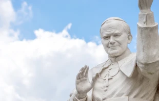 Una estatua del Papa San Juan Pablo II bendiciendo a la gente del municipio de Rocca di Papa (Italia) Crédito: tom - Shutterstock