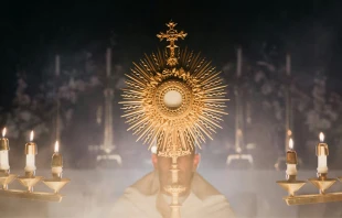 Jesús se hace presente en la Eucaristía y la Iglesia Católica siempre ha alentado a sus fieles a participar de la Santa Misa, recibir la Comunión y adorar el Santísimo Sacramento. Crédito: Jacob Bentzinger / Unsplash.