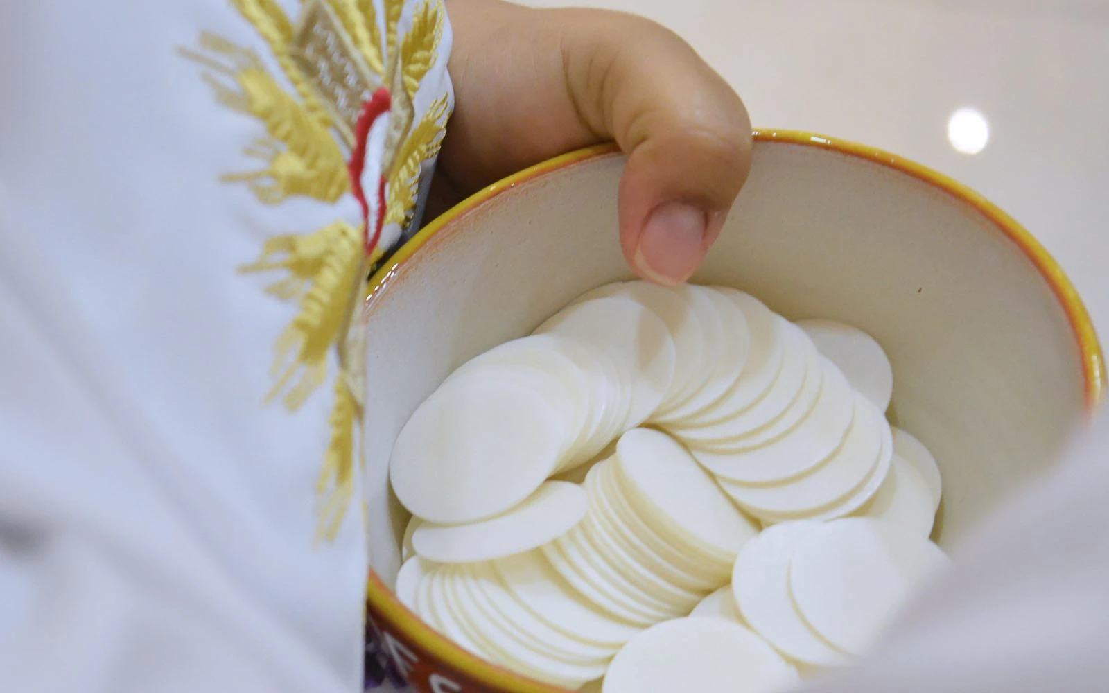 Un sacerdote colombiano denunció el sacrilegio que ocurrió durante una Misa: Una mujer recibió la Eucaristía y le dio un fragmento a su mascota.?w=200&h=150