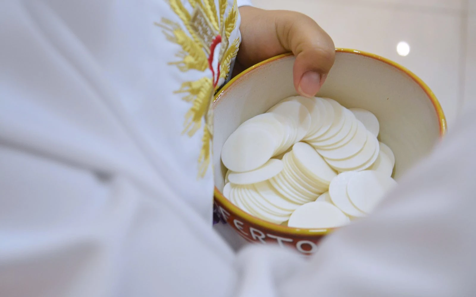 Un anuncio blasfemo que mostraba a un sacerdote consagrando papas fritas en vez de hostias fue retirado.?w=200&h=150