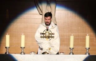 Un sacerdote sostiene la custodia con el Santísimo Sacramento. Crédito: Cathopic.