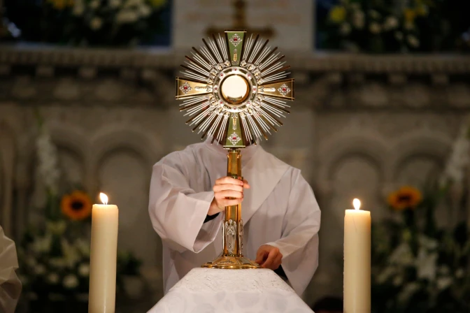 Eucaristía en el Santuario de Nuestra Señora de la Salette, Francia.