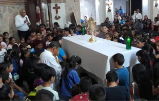 Adoración eucarística con niños en Durango, México. Crédito: Mons. Faustino Armendáriz Jiménez