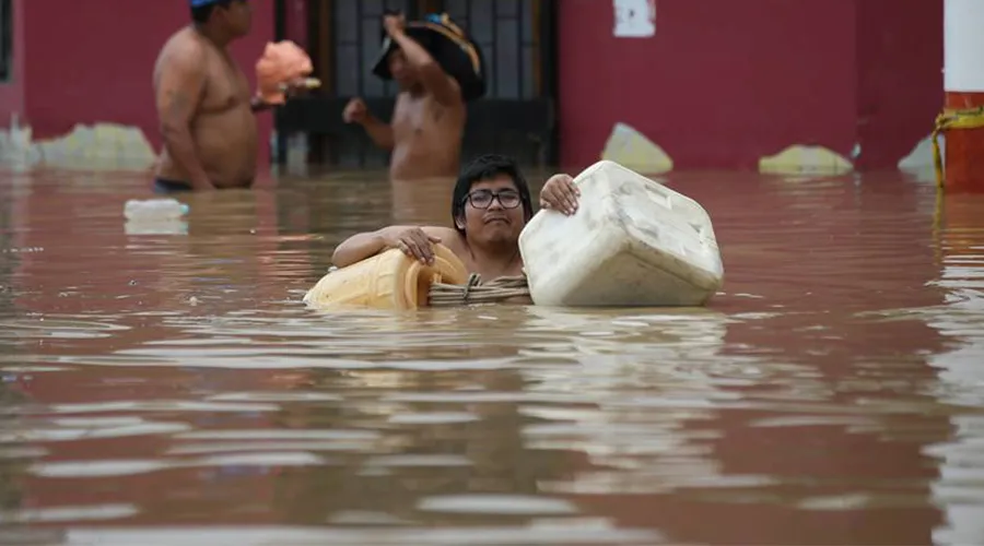 Pobladores del distrito de Castilla son evacuados ante inundación en Piura (Perú). Foto: Foto: ANDINA/Óscar Farje Gomero.