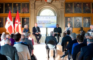 Parte del panel de ponentes de la conferencia. Crédito: Soberana Orden de Malta - Sitio oficial.