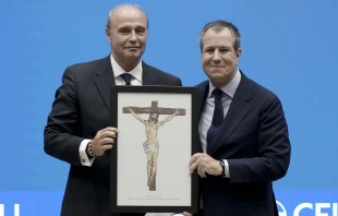 José Carlos González-Hurtado recibe el premio Artes en la Imagen de Religión en Libertad de manos de su fundador, Álex del Rosal. Crédito: ReL.