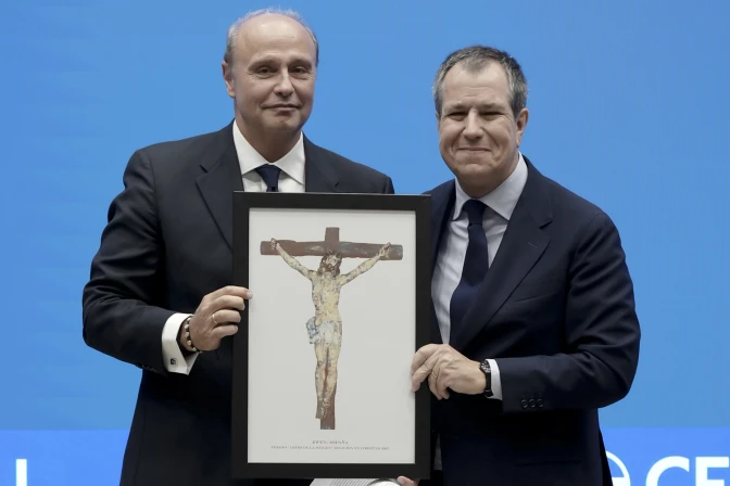 José Carlos González-Hurtado recibe el premio Artes en la Imagen de Religión en Libertad de manos de su fundador, Álex del Rosal.