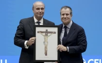 José Carlos González-Hurtado recibe el premio Artes en la Imagen de Religión en Libertad de manos de su fundador, Álex del Rosal.