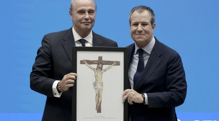José Carlos González-Hurtado recibe el premio Artes en la Imagen de Religión en Libertad de manos de su fundador, Álex del Rosal.