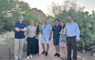 Varios miembros galardonados del equipo de EWTN News aparecen aquí en Phoenix, incluyendo al editor en jefe del National Catholic Register, Shannon Mullen; la directora de Iniciativas Especiales de EWTN News, Jeanette DeMelo; la directora de Estrategia Digital y Redes Sociales de EWTN News, Úrsula Murúa; el managing editor del Register, Tom Wehner; la periodista de CNA, Kate Quiñones; y el editor en jefe de CNA, Ken Oliver-Méndez. Crédito: CNA.