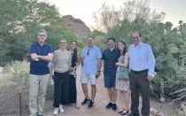 Varios miembros galardonados del equipo de EWTN News aparecen aquí en Phoenix, incluyendo al editor en jefe del National Catholic Register, Shannon Mullen; la directora de Iniciativas Especiales de EWTN News, Jeanette DeMelo; la directora de Estrategia Digital y Redes Sociales de EWTN News, Úrsula Murúa; el managing editor del Register, Tom Wehner; la periodista de CNA, Kate Quiñones; y el editor en jefe de CNA, Ken Oliver-Méndez.