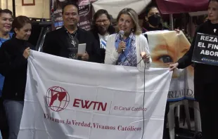 Ximena Izquierdo junto a líderes provida. Crédito: EWTN