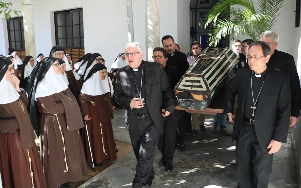 Las comunidad de la Compañía de las Hermanas de la Cruz observan el paso del féretro del P. José Torres, su cofundador.?w=200&h=150